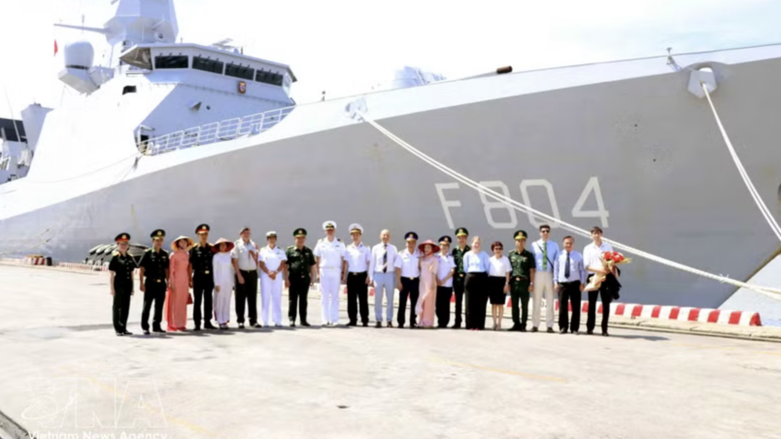 Ship of Royal Netherlands Navy makes port call in Hai Phong